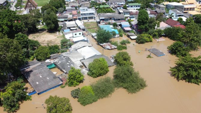 ภาพมุมสูงบ้านเรือนในชุมชนลูกแก อำเภอท่ามะกา ที่มีน้ำท่วม จากข่าววันที่ 1 ตุลาคม 2569