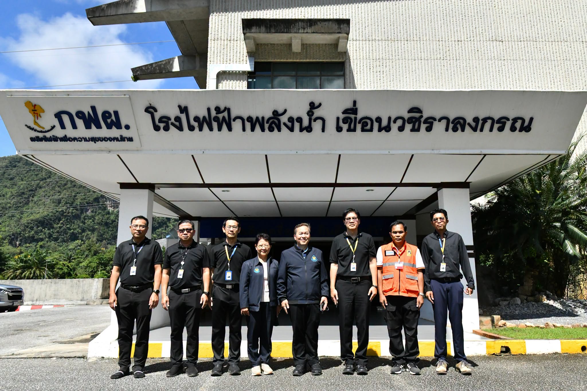 คณะหน่วยงานติดตามสถานการณ์ ณ โรงไฟฟ้าเขื่อนวชิราลงกรณ อำเภอทองผาภูมิ ในรายงานวันที่ 1 ตุลาคม 2569